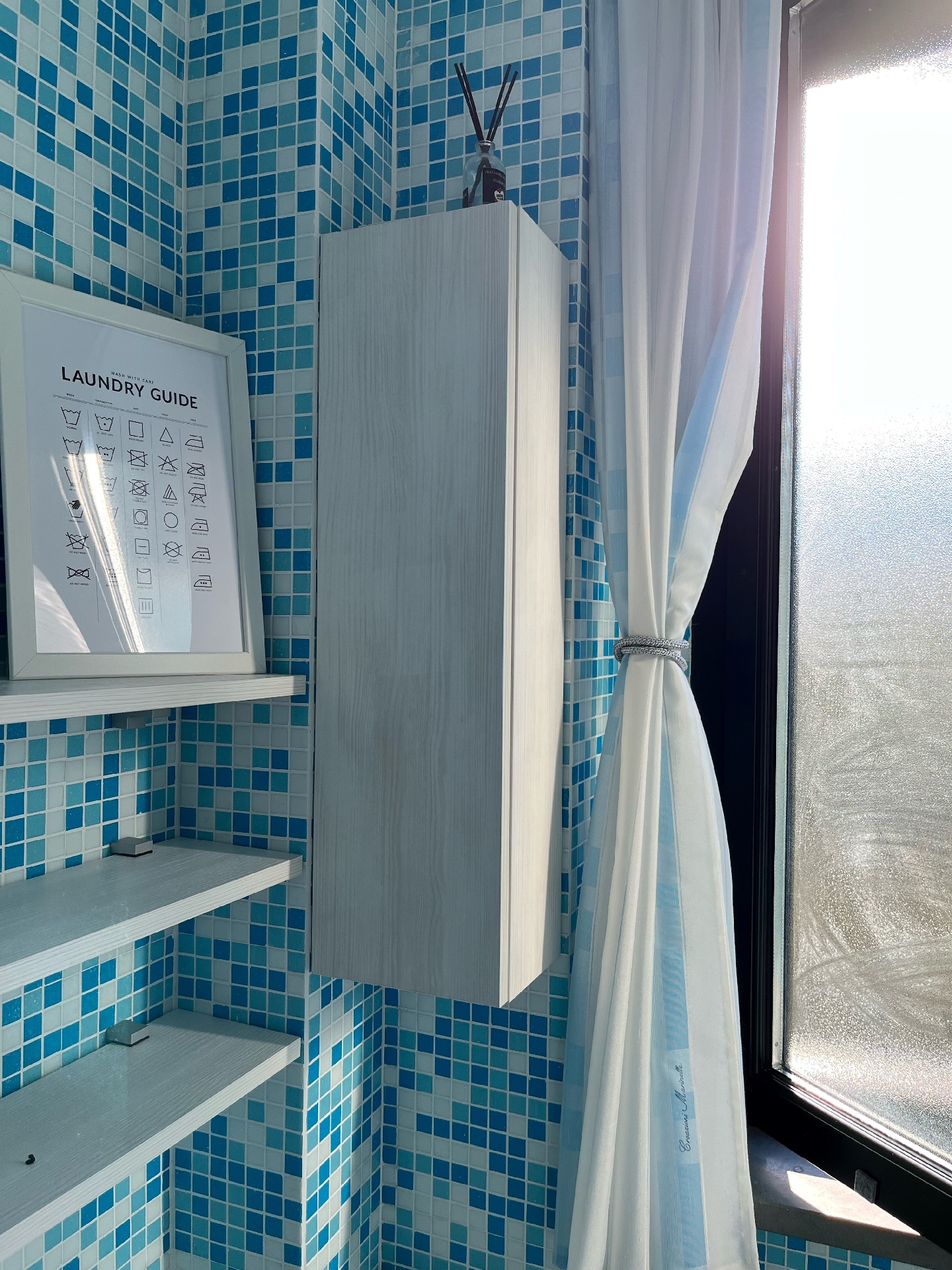 Pensile su misura bianco con anta singola per bagno